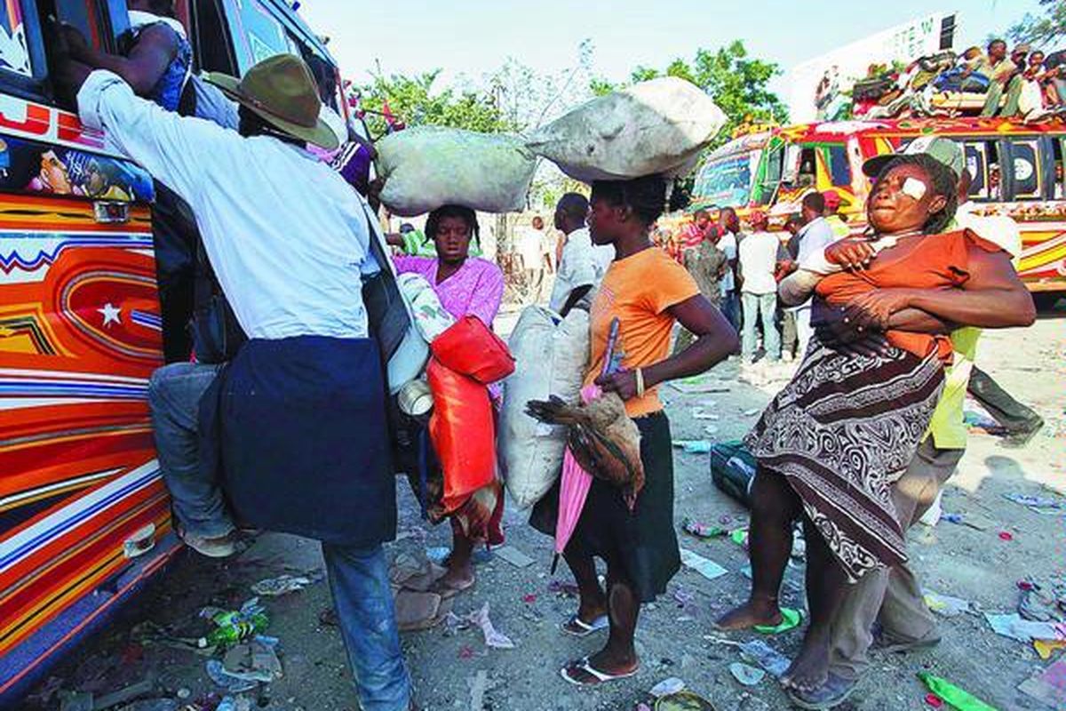 Mereka yang selamat dari gempa bersiap naik bus menuju kota-kota kecil di luar ibu kota Haiti, Port-au-Prince, Jumat (15/1) waktu setempat atau Sabtu WIB.