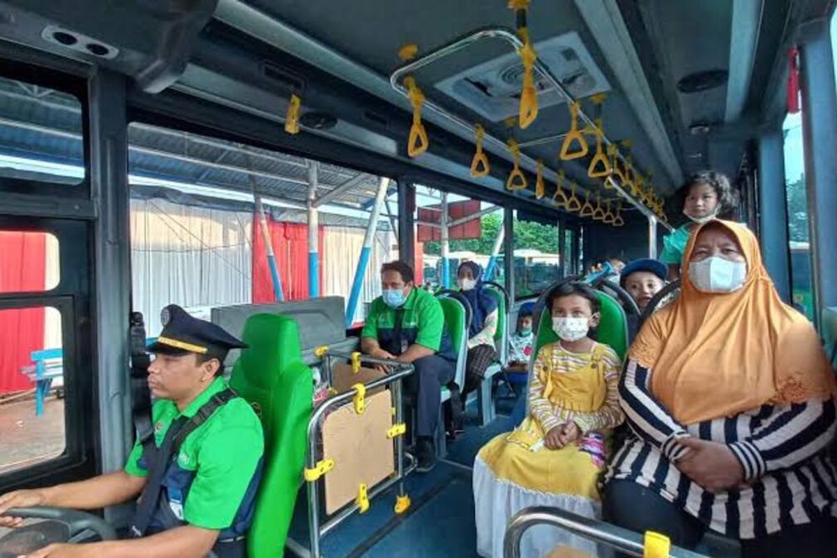 Warga naik bus Transjatim gratis di Hari Angkutan Nasional, Kamis (24/4/2025)