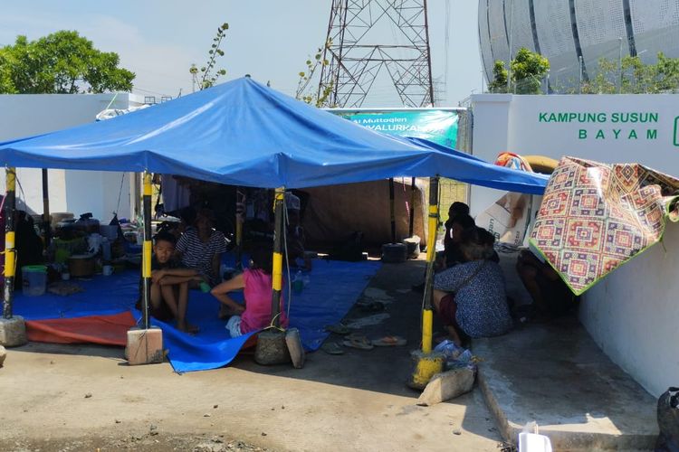 Warga Kampung Susun Bayam membangun tenda dan menginap di depan Kampung Susun Bayam hingga mendapat kepastian menghuni rumah susun (rusun) tersebut, Tanjung Priok, Jakarta Utara, Selasa (29/11/2022) 