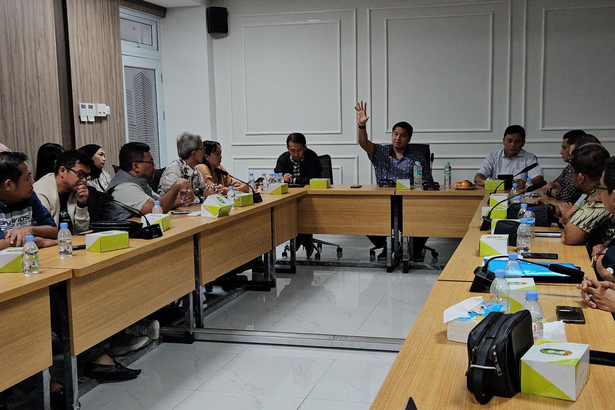 Menteri Perumahan dan Kawasan Permukiman (PKP) Maruarar Sirait melakukan pertemuan dengan sejumlah asosiasi pengembang perumahan di Provinsi Jawa Tengah, Minggu (27/4/2025). Menteri PKP mengingatkan pengembang di daerah Jawa Tengah untuk tetap menjadi pengembang yang berintegritas dan bertanggungjawab membangun rumah berkualitas untuk rakyat sesuai Program 3 Juta Rumah Presiden Prabowo Subianto.
