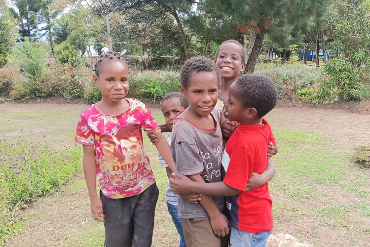 Meski tampak biasa, tapi sejumlah anak di Wamena dihantui berbagai masalah kesehatan yang mengancam hidup mereka.