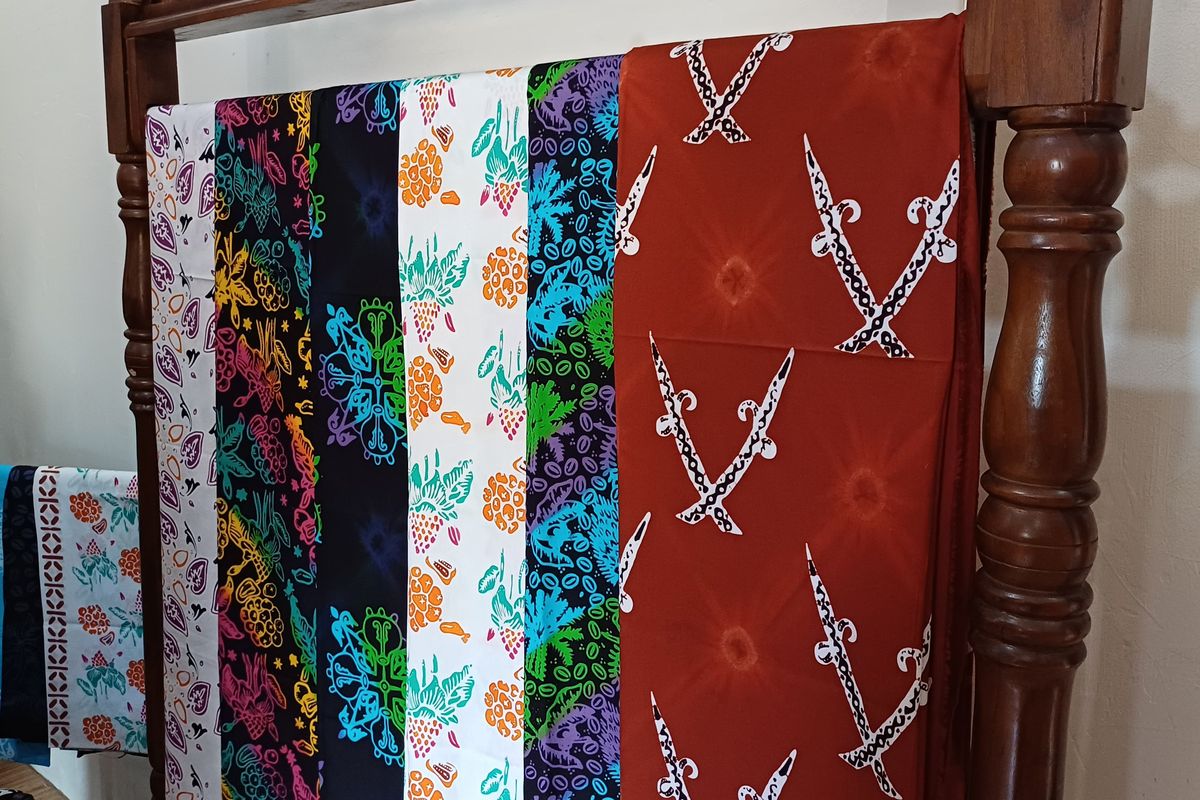 Beberapa motif batik khas Tapanuli Selatan, Sumatera Utara, yang dibuat oleh beberapa ibu-ibu yang tinggal di Kampung Pasir, Kelurahan Aek Pining, Batang Toru, Sumatera Utara, Rabu (5/6/2024).