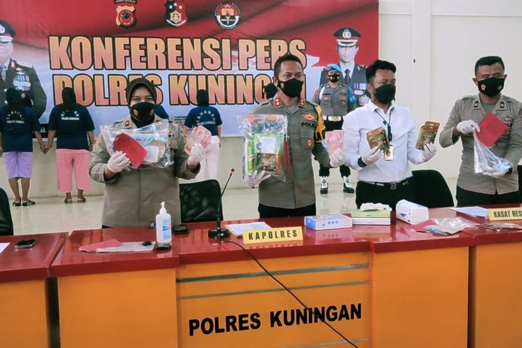 Kapolres Kuningan AKBP Dhany Aryanda, bersama jajaran Polres Kuningan menunjukkan sejumlah barang bukti tindak pidana perampokan oleh komplotan perampok, di Mapolres Kuningan, Senin (14/2/2022).