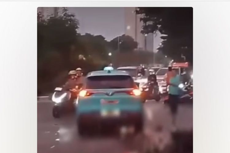 Motor Supra Hancur Tabrak Taksi Hijau Green SM di Jakbar, Pemotor Luka Berat