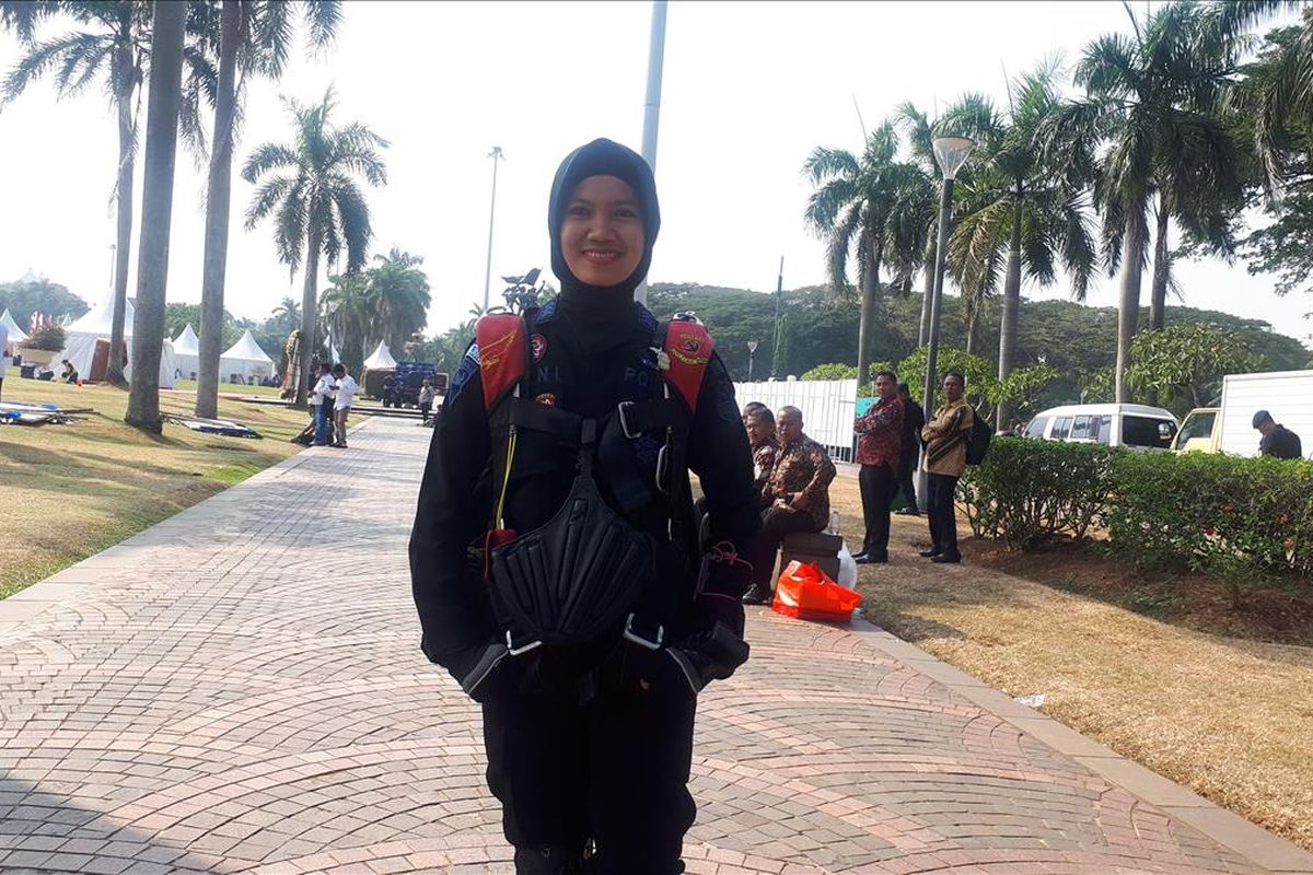 Brigadir Yeni Hermilah, anggota pasukan gegana Korbrimob Polri di Lapangan Monas, Rabu (10/7/2019).