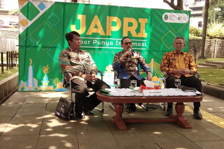 Sekretaris Disnakertrans Jawa Barat Agus E. Hanafiah (tengah) saat menjadi narasumber dalam kegiatan Jabar Punya Informasi (Japri) di Gedung Sate, Kota Bandung, Kamis (5/11/2019).