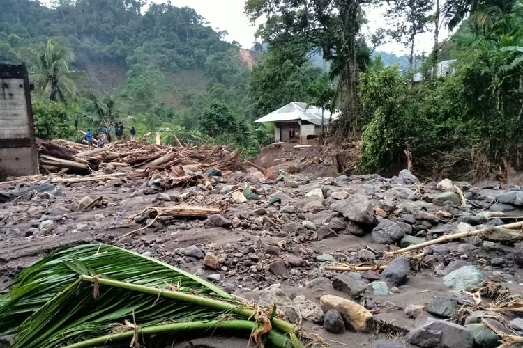 Longsor di Langgai, Sutera, Pesisir Selatan, Sumbar, Jumat (8/3/2024)  menyebabkan 1 warga meninggal dunia dan 9 orang hilang