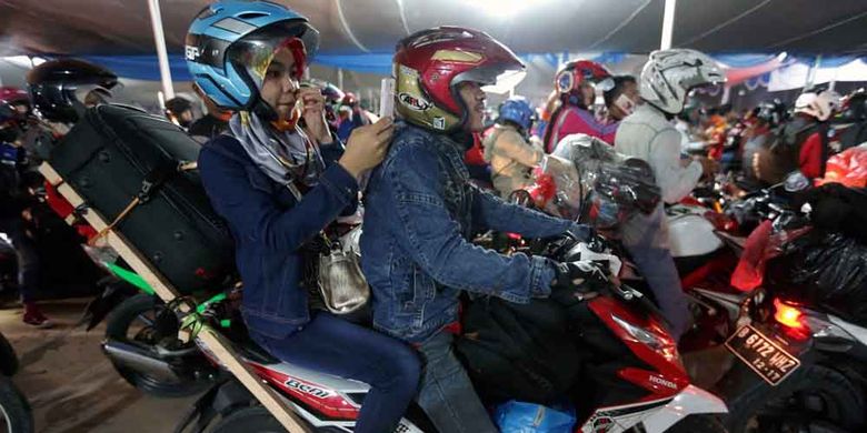 Pemudik menggunakan sepeda motor