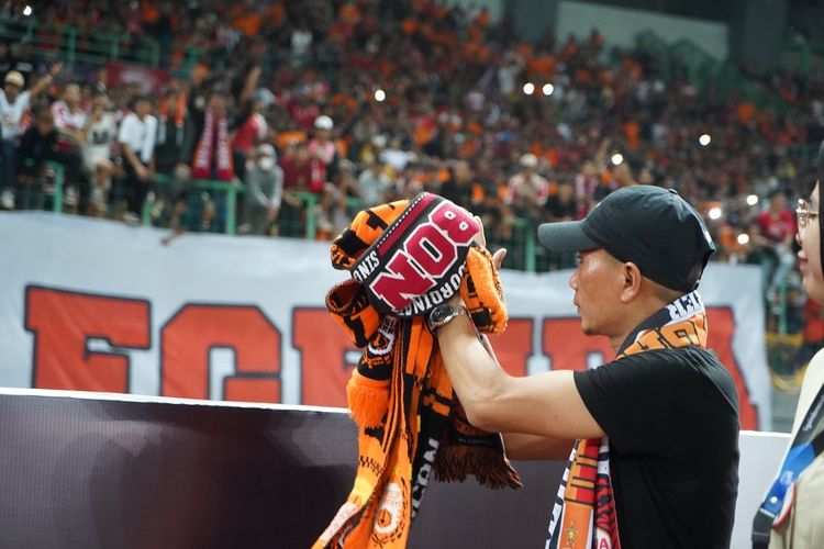 Momen perpisahan Ismed Sofyan seusai laga Persija Jakarta vs Madura United di Stadion Patriot Candrabhaga, Bekasi, Jawa Barat, Sabtu (17/9/2022) malam WIB.