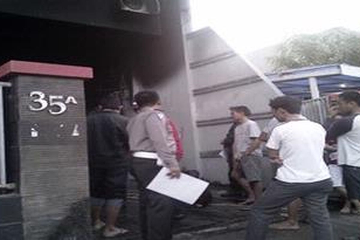 Aparat kepolisian melakukan penyelidikan penyebab kebakaran yang melada rumah kost mewah yang terletak di Jl Toddopuli V, Kamis (23/08/2012) sekitar pukul 05.00 Wita.