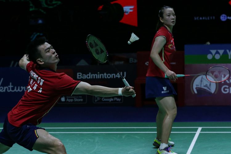 Ganda campuran China, Zheng Si Wei/Huang Ya Qiong, bertanding melawan ganda campuran Jepang, Yuta Watanabe/Arisa Higashino pada partai final Indonesia Open 2022 di Istora Senayan, Jakarta, Minggu (19/6/2022). Terbaru, Zheng Siwei/Huang Yaqiong kalah dari rekan senegaranya, Jiang Zhen Bang/Wei Ya Xin pada final Badminton Asia Championships 2023 di Dubai, Uni Emirat Arab, Minggu (30/4/2023). 