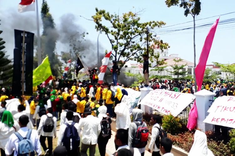 Massa gabungan mahasiswa dari berbagai kampus di Kota Palopo berhasil menduduki gedung DPRD Kota Palopo, Selasa (24/09/2019)