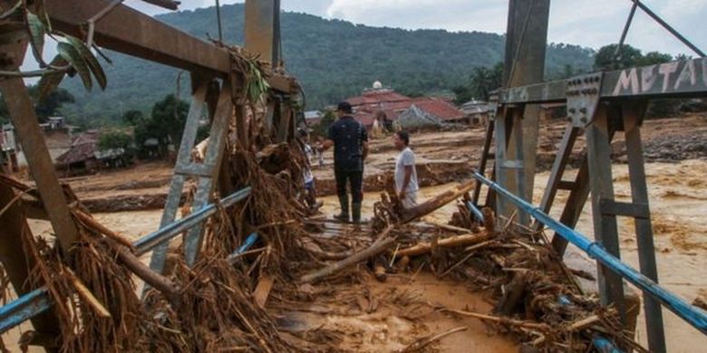 Sebuah jembatan putus akibat banjir di Desa Banjar Irigasi, Kecamatan Lebak Gedong, Kabupaten Lebak. Banyaknya jembatan dan jalan yang putus menyulitkan distribusi bantuan kepada para korban. 