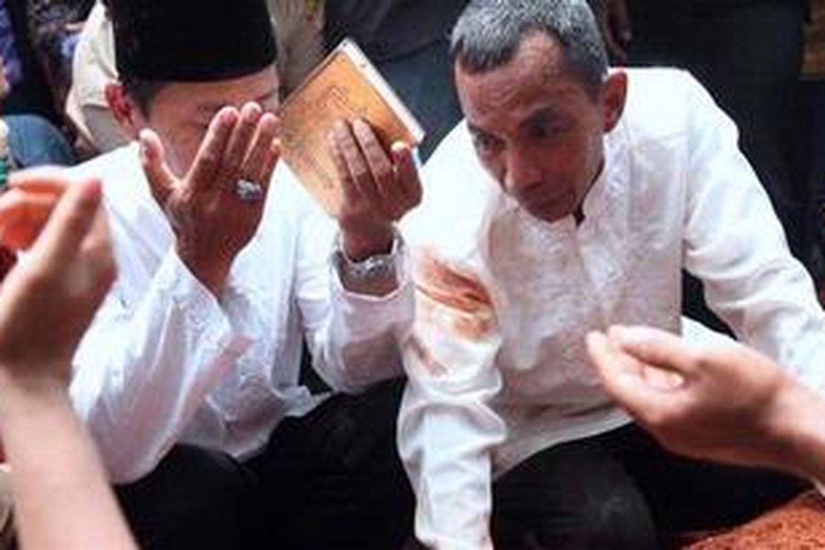 Ayah dari Almarhum Alawy Y Putra, Tauri Yusianto (kanan) menangis saat mengikuti upacara pemakaman di TPU Poncol Pedurenan, Tangerang, Selasa (25/9/2012). Alawy adalah siswa SMAN 6, Bulungan, Jakarta Selatan, yang menjadi korban tewas dalam tawuran sehari sebelumnya. 