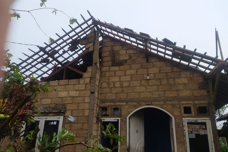 Kondisi rumah warga di Kampung Sinagar Kolot, Desa Nagrak Utara, Kecamatan Nagrak, Kabupaten Sukabumi yang terdampak angin puting beliung, Rabu (9/3/2022).