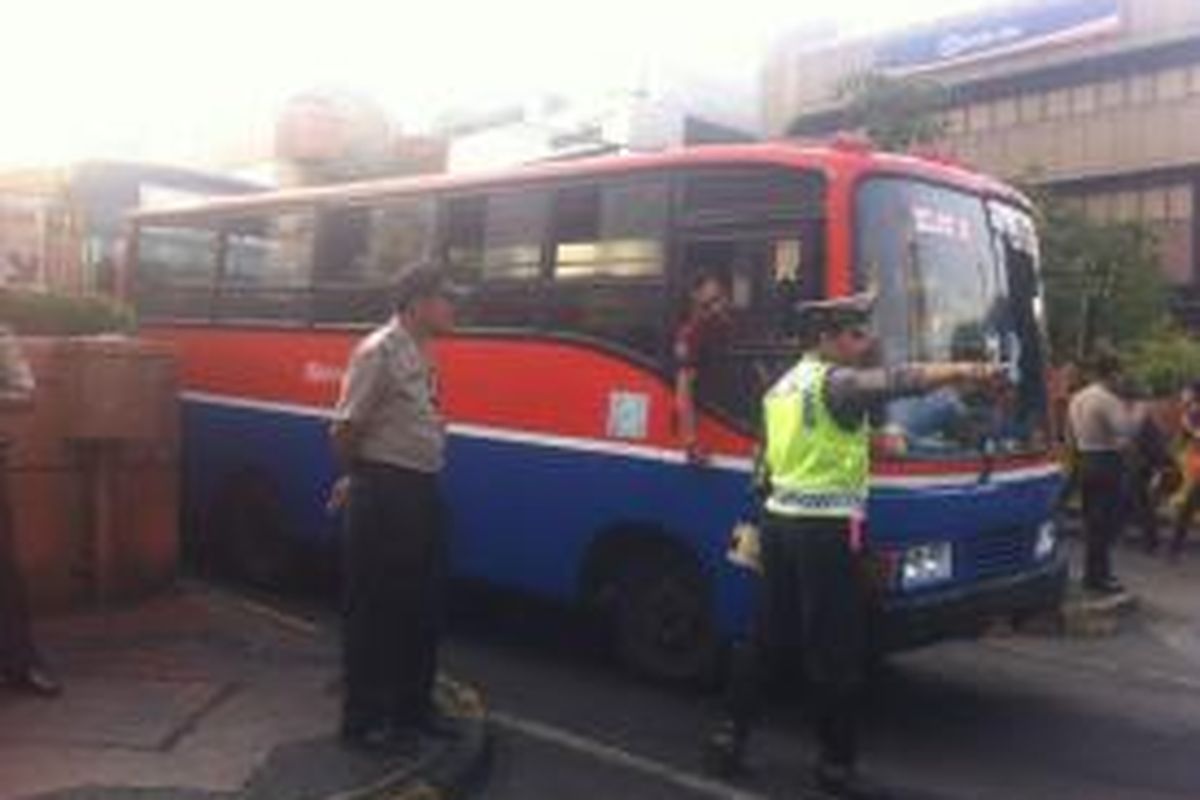 Suasana penertiban di Terminal Blok M, Jakarta Selatan, Selasa (2/9/2014).