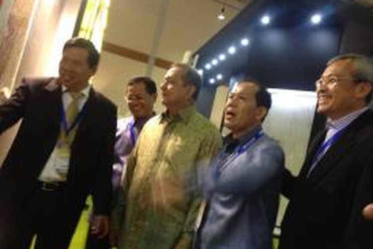 Sesusai membuka acara Pameran Keramika 2014 di Jakarta, Kamis (17/4/2014) Menteri Perindustrian Mohammad S. Hidayat berkeliling dan bertanya pada para pameris. 