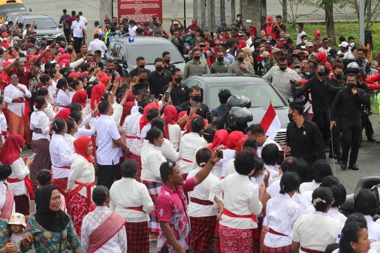 Ribuan warga menyambut kedatangan Presiden Joko Widodo dan Ibu Negara Iriana Jokowi di Langgur, Maluku Tenggara, Rabu (15/9/2022)