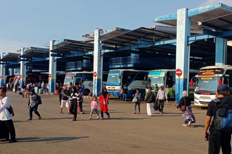 Kondisi Terminal Arjosari di Kota Malang, Jawa Timur pada hari ini, Senin (15/4/2024), sore masih ramai penumpang dalam momen arus balik libur Lebaran 2024.
