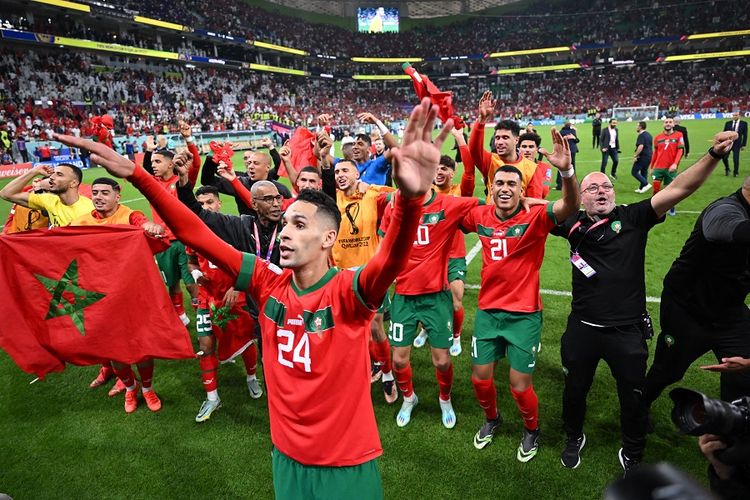 Para pemain Maroko merayakan bersama pendukung setelah memenangi pertandingan perempat final Piala Dunia 2022 Qatar antara Maroko vs Portugal di Stadion Al-Thumama di Doha pada Sabtu 10 Desember 2022.