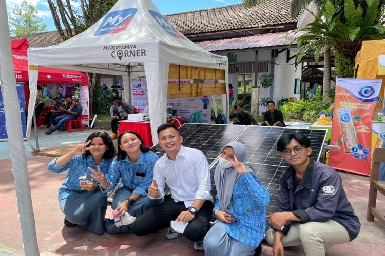 Pertamina memberikan panel surya kepada SMAN 5 sebagai upaya memperkenalkan energi alternatif yang ramah lingkungan. 