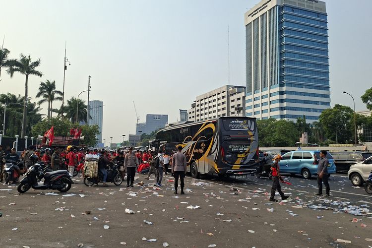 Massa Demo Buruh di Depan DPR Bubar, Lalin Jalan Gatot Subroto Kembali Lancar