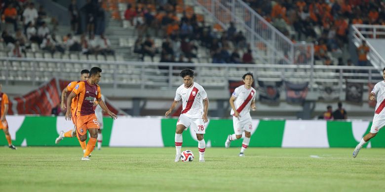 Momen perebutan bola laga pekan keenam Super League 2025-2026 antara Borneo FC vs Persis Solo di Stadion Segiri, Samarinda, Senin (22/9/2025).