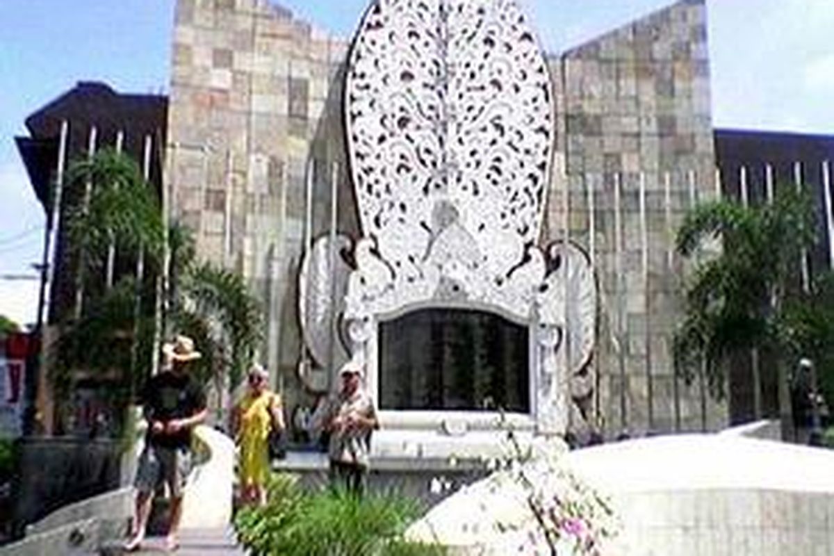Monumen untuk mengenang korban tragedi Bom Bali I di Legian Kuta Bali. Anggota JI berperan dalam peledakan bom yang menewaskan 202 itu.