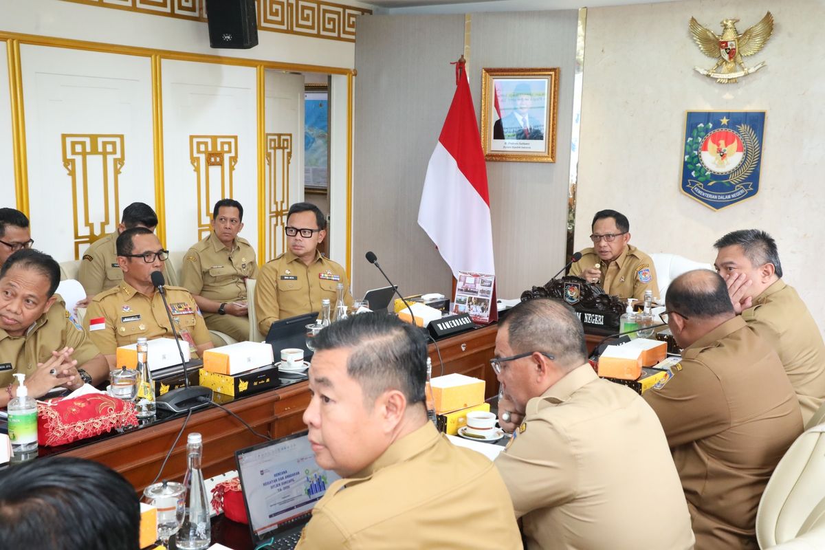 Menteri Dalam Negeri (Mendagri) Muhammad Tito Karnavian memimpin rapat bersama jajaran Kemendagri dan BNPP di Kantor Pusat Kemendagri, Jakarta, Selasa (5/8/2025).