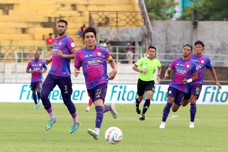 Kapten RANS Nusantara FC Paulo Sitanggang dan Angelo Meneses (tengah) saat melawan Madura United pada laga pekan ke-24 Liga 1 2023-2024 yang berakhir dengan skor 2-2 di Stadion Gelora Bangkalan Madura, Selasa (6/2/2024) sore.
