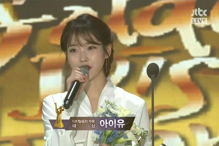 Penyanyi K-pop IU memberi sambutan setelah menerima penghargaan pada Golden Disk Awards, Rabu (10/1/2018).