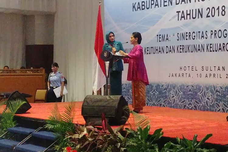 Ibu Negara Iriana bersama Ketua PKK Kalimantan Tengah Yulistra Ivo di acara rakornas PKK di Jakarta, Selasa (10/4/2018).