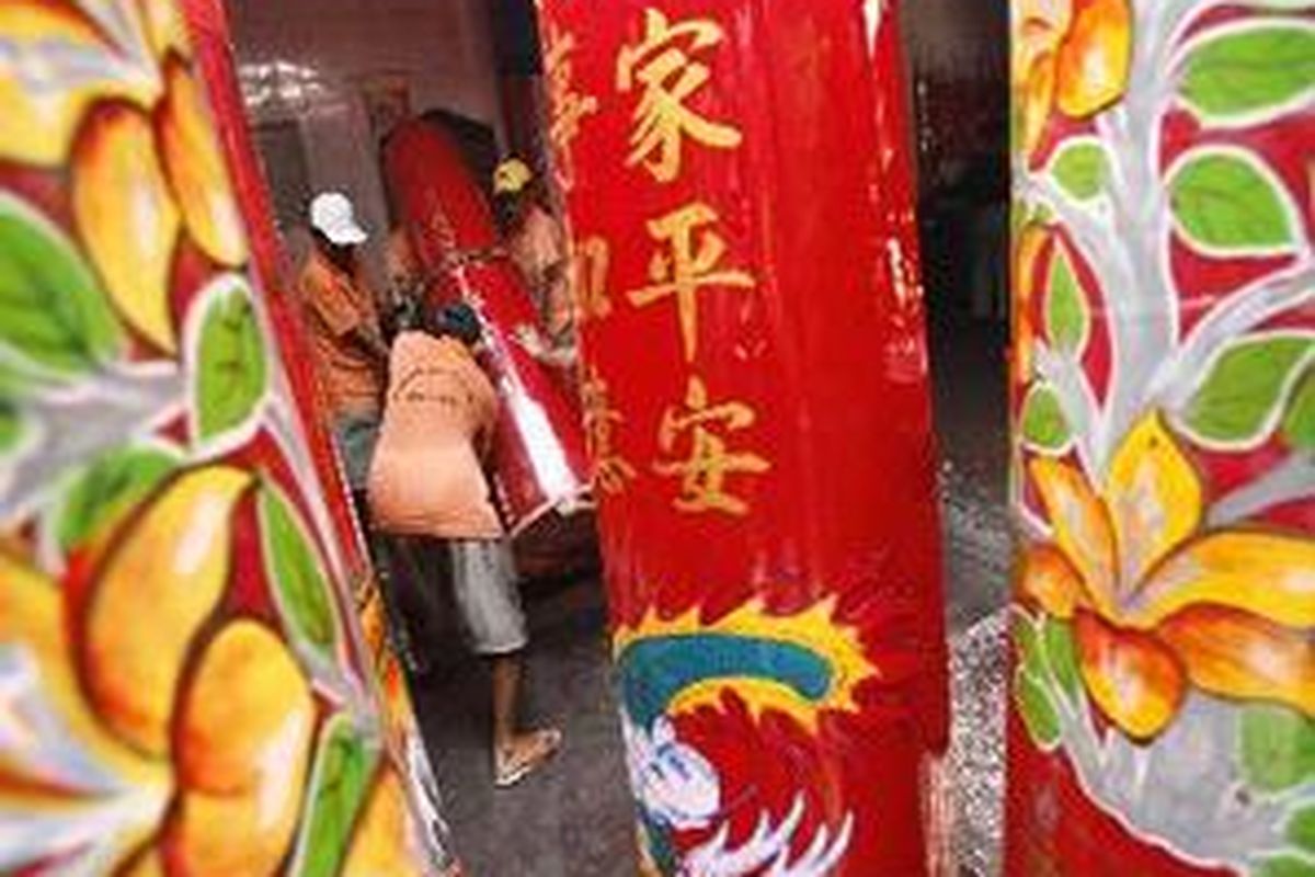 Petugas di Wihara Dharma Bhakti, Glodok, Jakarta Barat, menata lilin-lilin berukuran besar