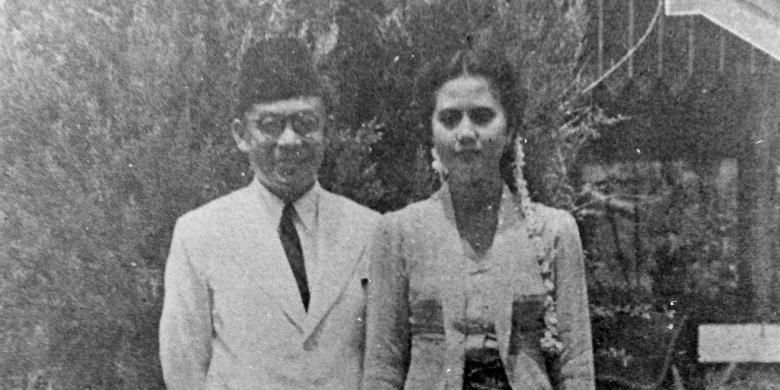 Wakil Presiden Mohammad Hatta pada hari pernikahannya di Megamendung, Bogor, Jawa Barat 18 November 1945. Ia mempersunting Rahmi Rahim, gadis berayahkan Jawa dan beribukan Aceh. 