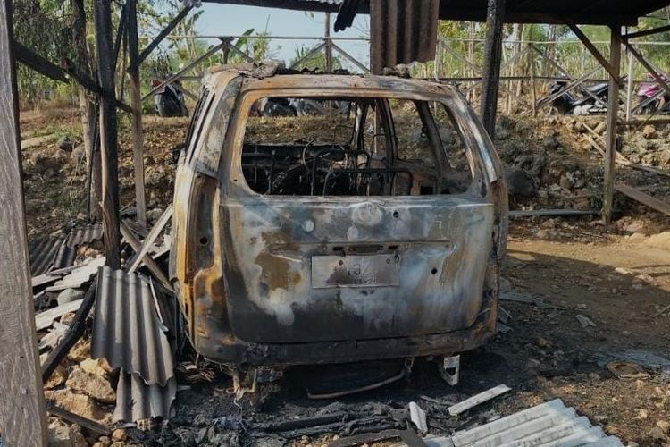 Mobil Toyota Avanza milik Ahmad Bahri, seorang kiai asal Desa Paopale, Kecamatan Ketapang, Kabupaten Sampang, Jawa Timur hangus terbakar, Minggu (15/10/2023). Kebakaran ini diduga karena ulah orang tak dikenal.