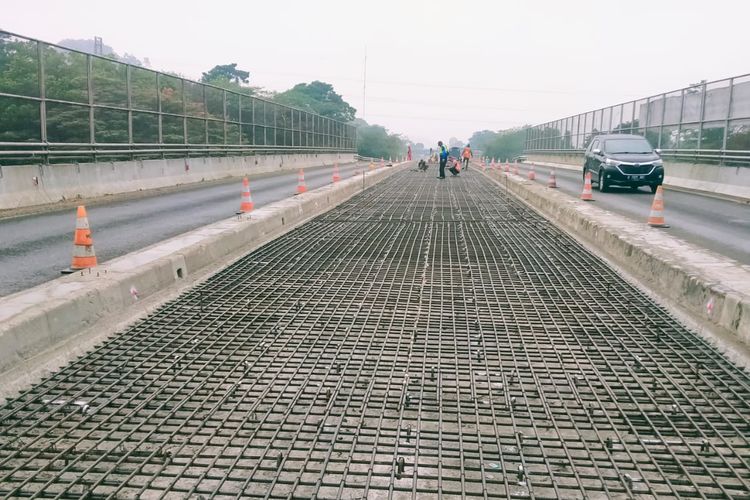 Perbaikan jembatan overpass Gunung Putri