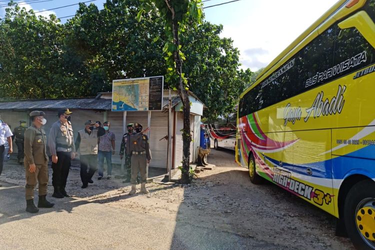 Petugas Gabungan Meminta Bus Pariwisata Keluar dari Pantai Gunungkidul Sabtu (3/7/2021)