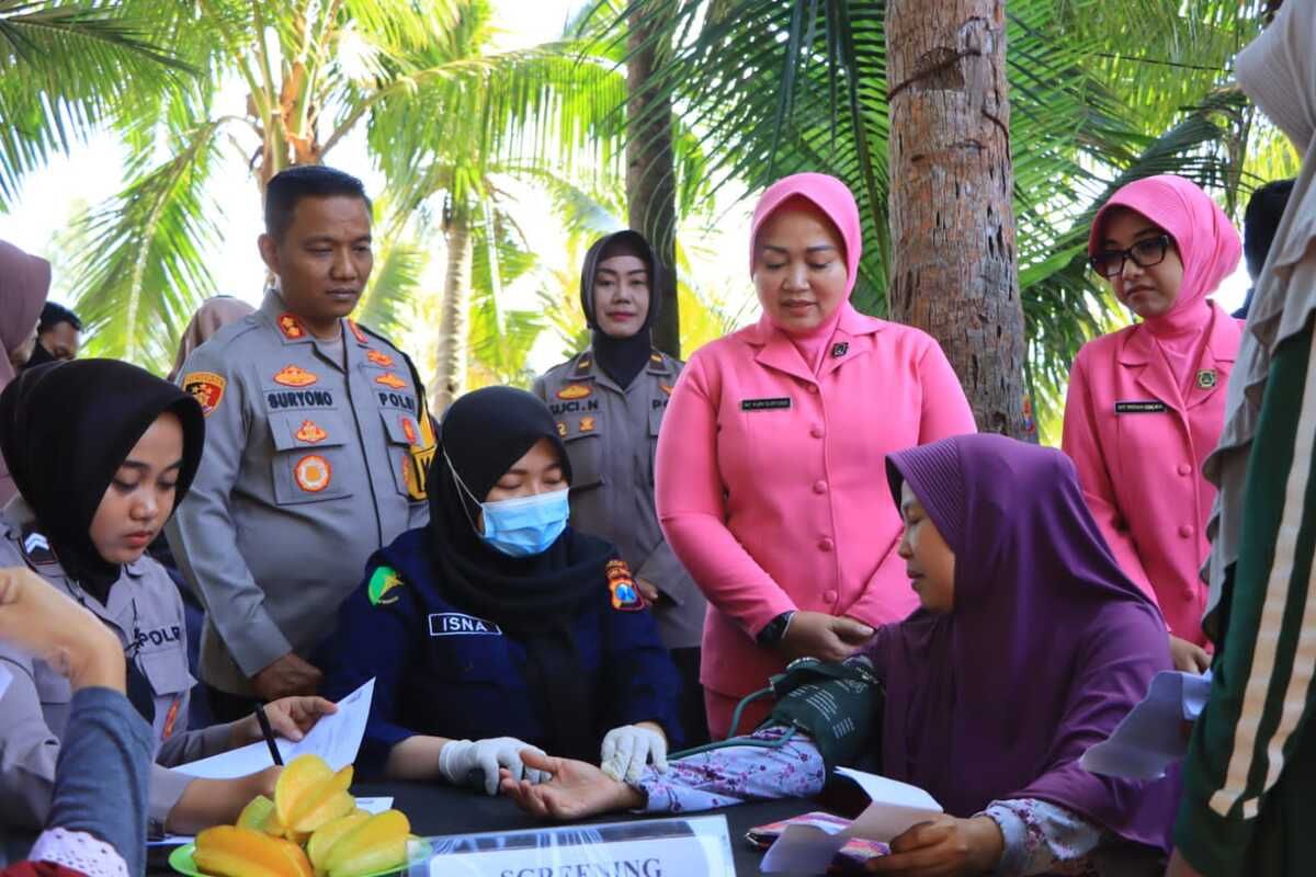 Kapolres Tuban, AKBP Suryono didampingi istri melihat kegiatan bakti sosial Polwan dan Bhayangkari kepada masyarakat Tuban