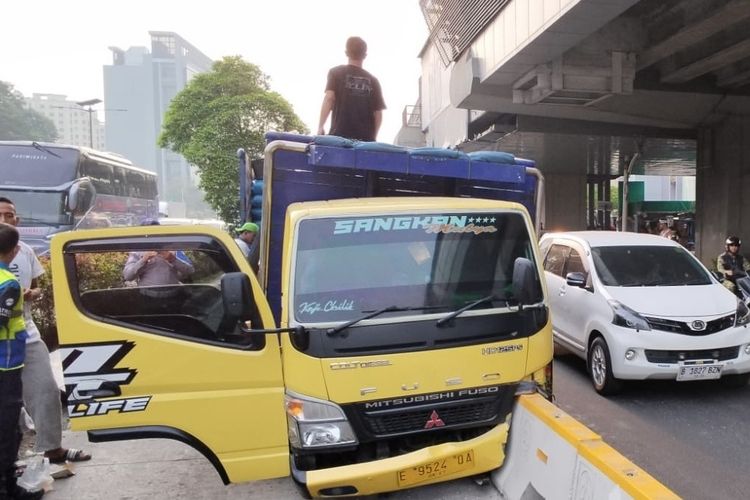 Truk Garam Tabrak Separator Busway di Jaktim dan Picu Kemacetan, Sopir Diduga Hilang Kendali