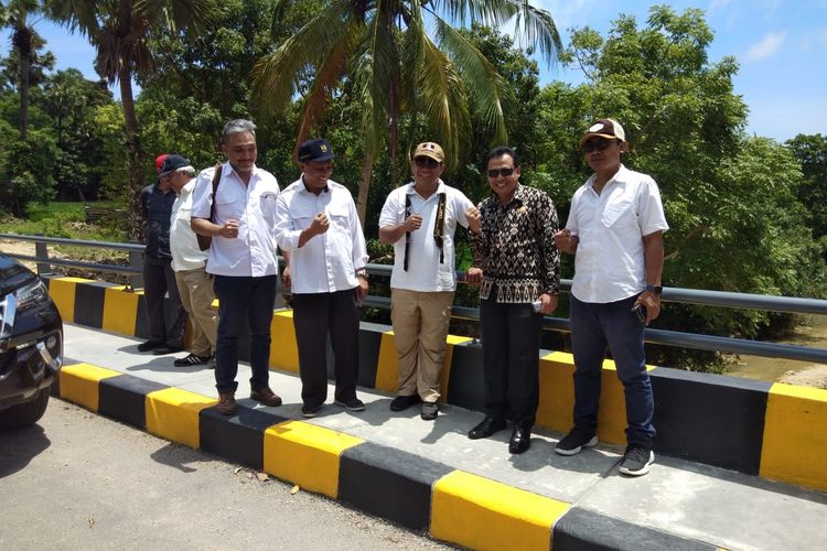 Ketua Komisi V DPR RI Fary Djemi Francis, didampingi Kepala Balai Pelaksanaan Jalan Nasional (BPJN) X Kupang, Muktar Napitupulu, Kasatker Wilayah 1, Yanwar dan Pejabat Pembuat Komitmen (PPK) 3.4 Pulau Rote-Pulau Sabu, Paul Hugo Zakarias, saat meninjau jalan nasional di Kabupaten Rote Ndao