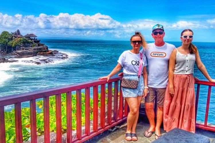 Enjung Galuh di Tanah Lot, spot selfie andalan para wisatawan saat berkunjung ke Tanah Lot. Spot ini kembali dibuka dan dipercantik dengan pagar yang lebih kuat.