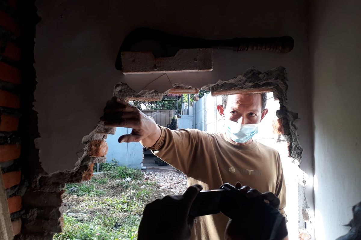 Ruang tamu yang dibobol warga di Singosari, Malang supaya mereka tetap mendapatkan akses keluar masuk.