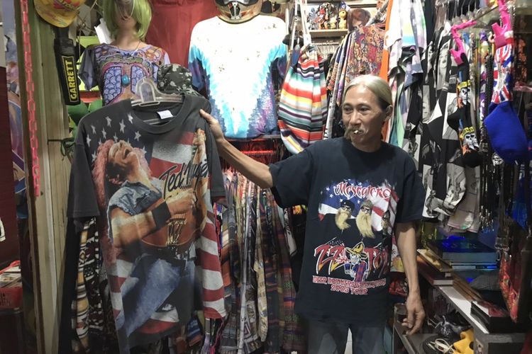 Sammy (59), pemilik Kios Woodstock di Pasar Santa, Kebayoran Baru, Jakarta Selatan.
