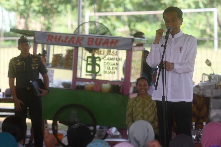 Presiden Joko Widodo berdialog dengan pelaku UMKM nasabah Mekaar binaan Permodalan Nasional Madani (PNM) di Lapangan Cepoko, Kecamatan Panekan, Kabupaten Magetan, Jawa Timur, Jumat (1/2/2019). Menurut Presiden Joko Widodo, untuk menjalankan usaha secara sukses dibutuhkan tiga hal yaitu jujur, disiplin dan kerja keras. ANTARA FOTO/Akbar Nugroho Gumay/nz.