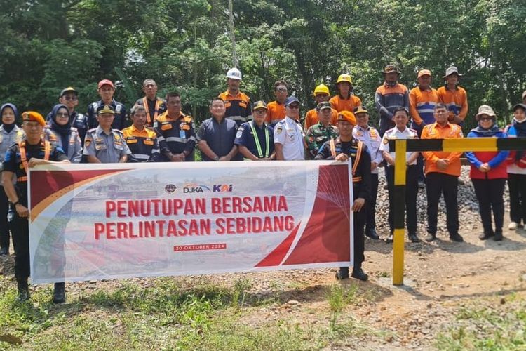 PT Kereta Api Indonesia (Persero) mencatat terdapat 3.888 perlintasan sebidang di wilayah Jawa dan Sumatera. Sebanyak 1.089 di antaranya merupakan perlintasan liar.
