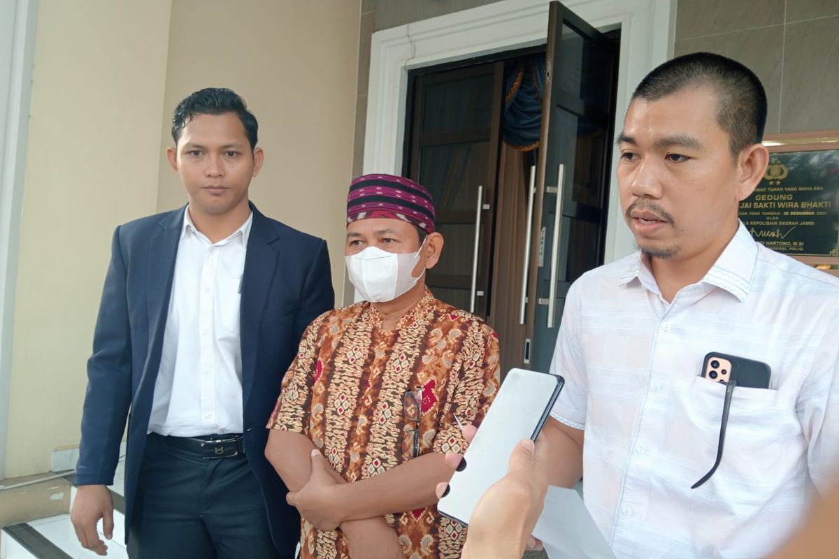 Afriansyah (satu dari kanan) mendampingi kliennya Syafrial (tengah) melapor ke SPKT Polda Jambi pada Kamis (24/7/2025). Mereka melaporkan dugaan pemalsuan dokumen surat pengunduran diri dari jabatan di lingkup Pemerintah Provinsi Jambi.