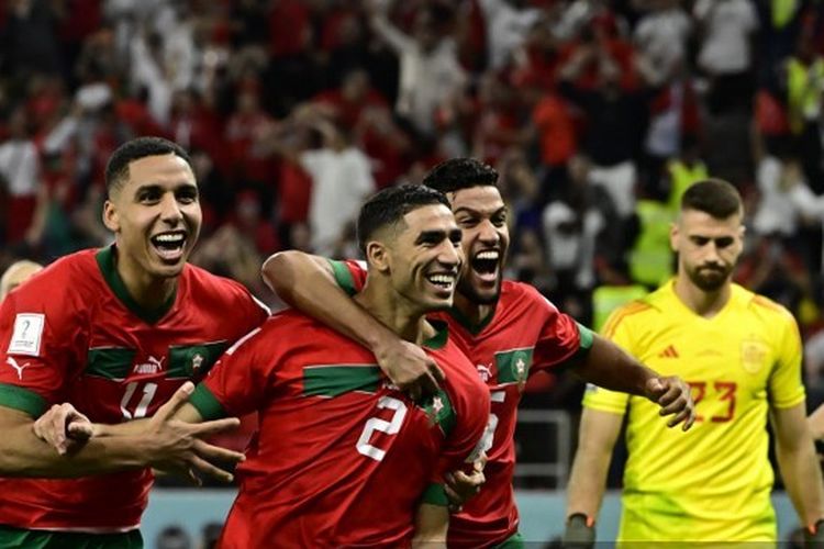 Bek Maroko Achraf Hakimi berselebrasi usai menentukan kemenangan timnya atas Spanyol via adu penalti pada laga babak 16 besar di Stadion Education City, Al Rayyan, Qatar, Selasa (6/12/2022) malam WIB.