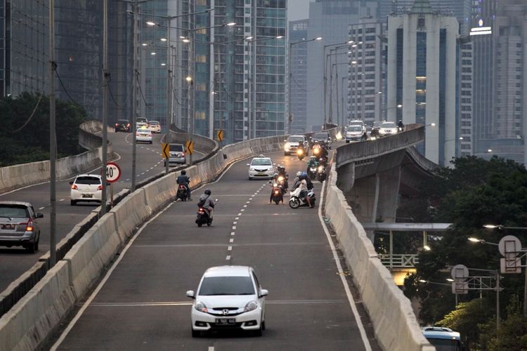 Pengendara sepeda motor nekat melawan arah saat berlangsung razia di jalan layang non tol (JLNT) Kampung Melayu-Tanah Abang, Jakarta, Selasa (25/7/2017). Pengendara motor masih nekat memasuki dan melintasi JLNT tersebut baik dari arah Tanah Abang maupun Kampung Melayu. KOMPAS IMAGES/KRISTIANTO PURNOMO