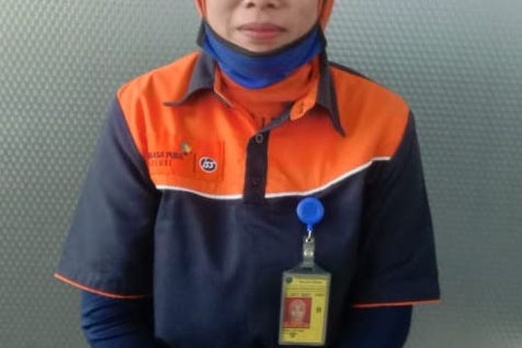 Dewi Lestari, pekerja kebersihan di Bandara Kualanamu, Deli Serdang, Sumatera Utara yang menemukan 97 gram emas.