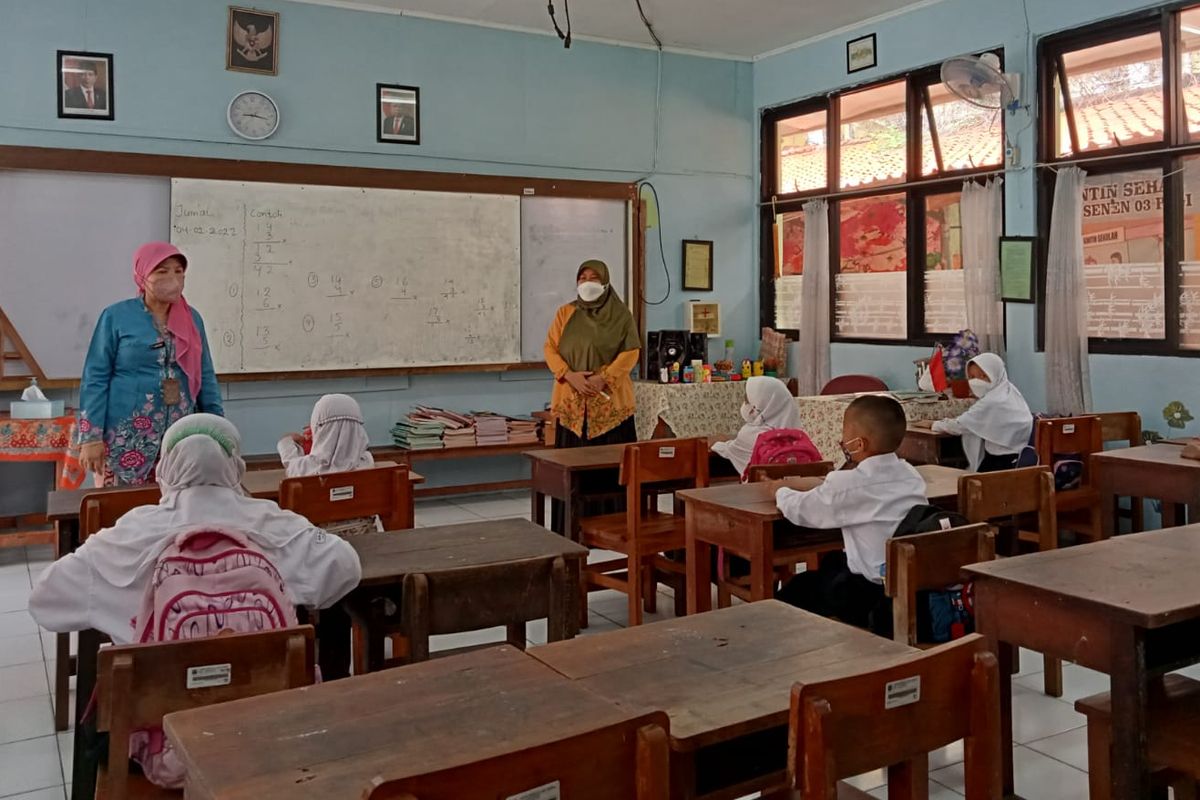 Kepala Suku Dinas Pendidikan (Sudindik) Wilayah II Jakarta Pusat Uripasih memberikan informasi mengenai pelaksanaan PTM 50 persen yang mulai berlaku hari ini di SDN 03 Demen, Jakarta Pusat,  Jumat (4/2/2022).